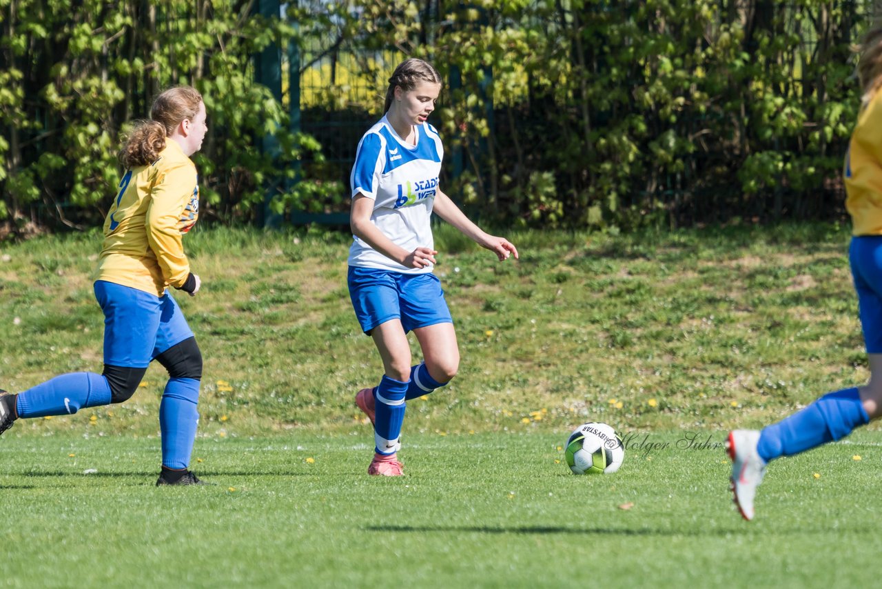 Bild 60 - B-Juniorinnen Bramstedter TS - SSV Hennstedt : Ergebnis: 3:7